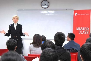 Chủ tịch Cơ quan Năng lượng Nguyên tử Anh chia sẻ thành công với SV