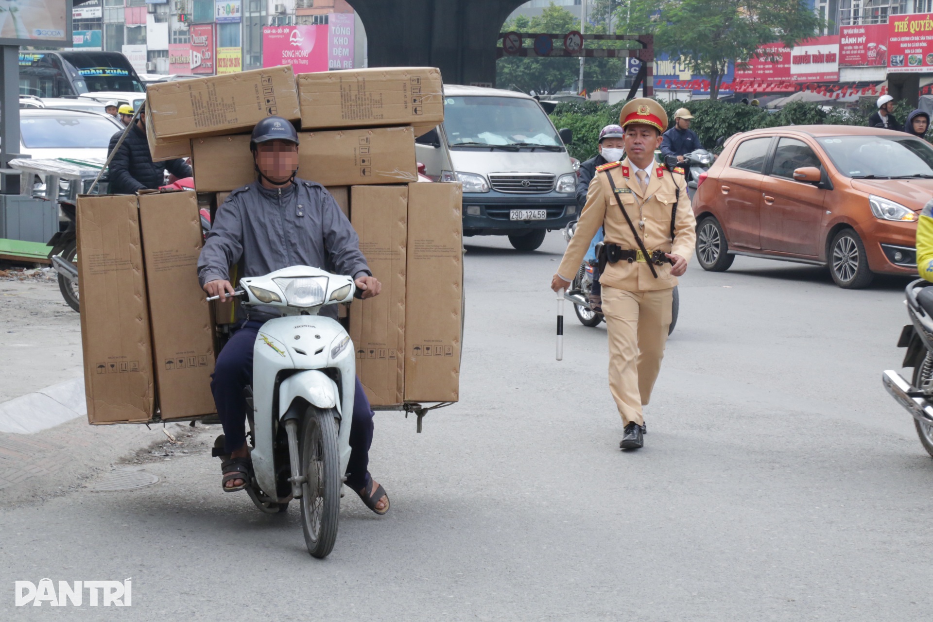 Bị CSGT phạt vì chở hàng cồng kềnh, tài xế nói do phải mưu sinh - 1