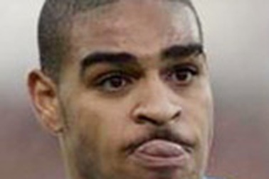 Adriano không chừa thói trăng hoa  