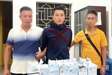 Bên trong 16 kiện hàng gửi từ châu Âu về sân bay quốc tế Nội Bài