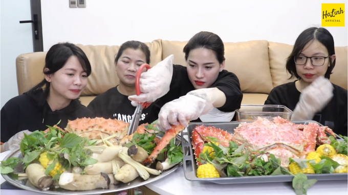Hà Linh mua 7kg cua hoàng đế đãi cả nhà một bữa "ngập trong đạm" để chào 2021
- Ảnh 4. Hà Linh mua 7kg cua hoàng đế đãi cả nhà một bữa "ngập trong đạm" để chào 2021
- Ảnh 4.