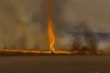 Quay được “lốc xoáy lửa” hiếm gặp ở Brazil