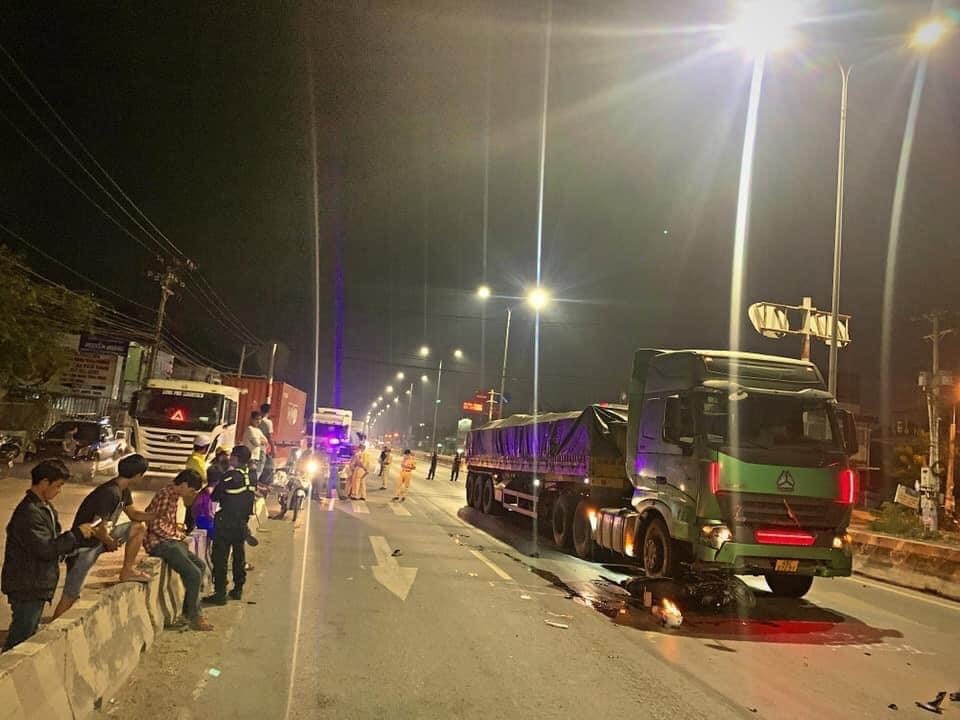 Xe đầu kéo ủn xe máy trên đường, 2 người thương vong - 2 Xe đầu kéo ủn xe máy trên đường, 2 người thương vong - 2