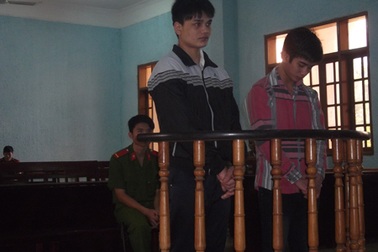 Ném 1 cục đá, chia nhau 30 năm tù giam