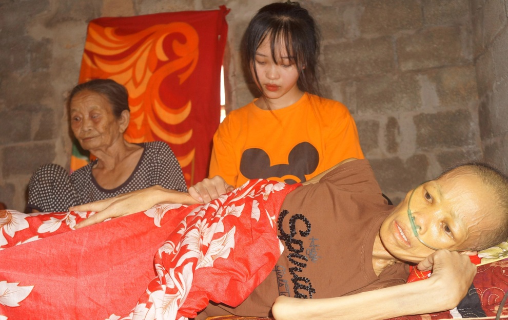 Nữ sinh bỏ học ngang chừng ở nhà cấp cứu mẹ thập tử nhất sinh - 3