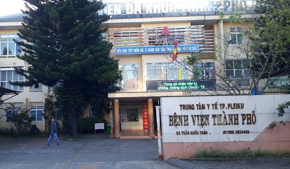 Nữ tiến sĩ bật khóc trước tin cô gái sẩy thai giấu gia đình đi xin con - 1 Nữ tiến sĩ bật khóc trước tin cô gái sẩy thai giấu gia đình đi xin con - 1