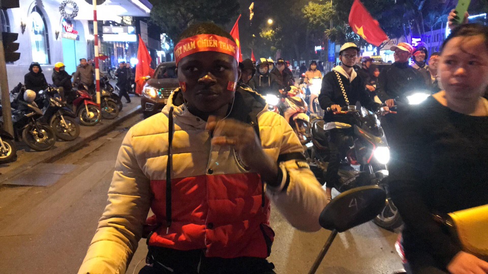 Hàng vạn người hâm mộ xuống đường mừng U22 Việt Nam vô địch SEA Games - 53 Hàng vạn người hâm mộ xuống đường mừng U22 Việt Nam vô địch SEA Games - 53