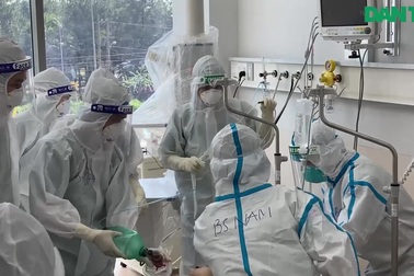 Căng thẳng bên trong Trung tâm hồi sức cấp cứu Covid-19 lớn nhất Việt Nam