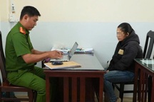 Một phụ nữ đi cướp bia