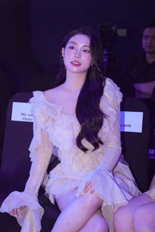 Á hậu Châu Anh trở lại thảm đỏ đầy quyến rũ sau khi được thăng hàm Trung úy - 4