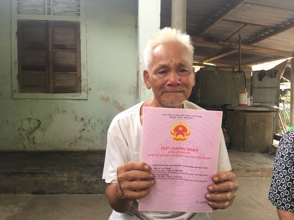 Rưng rưng nhận sổ đỏ sau cả thập kỷ uất ức chờ đợi lời hứa suông của xã - 3 Rưng rưng nhận sổ đỏ sau cả thập kỷ uất ức chờ đợi lời hứa suông của xã - 3