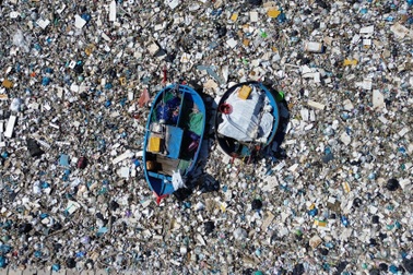 Tàu thuyền mắc cạn giữa "biển" rác thải ở Quảng Ngãi