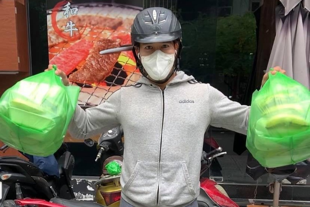 Hot boy ăn chay mỗi ngày đi trao cơm cho người nghèo khó khăn vì giãn cách - 2 Hot boy ăn chay mỗi ngày đi trao cơm cho người nghèo khó khăn vì giãn cách - 2