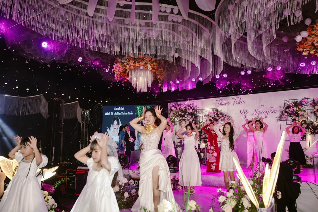 Cô dâu xinh đẹp ở Bình Phước đeo hồi môn khủng cùng mẹ nhảy cực sung - 1 Cô dâu xinh đẹp ở Bình Phước đeo hồi môn khủng cùng mẹ nhảy cực sung - 1