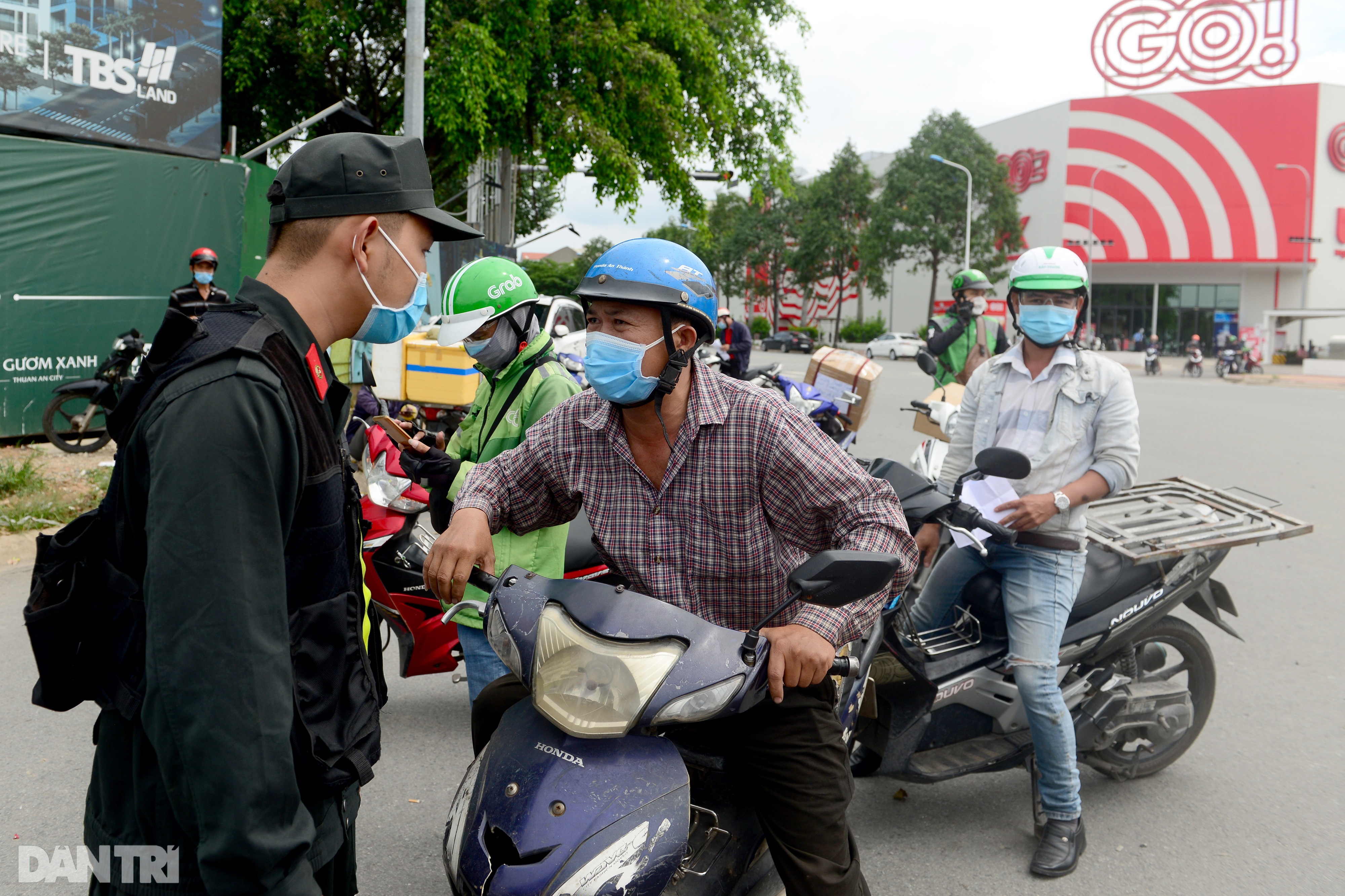 TPHCM: Kẹt xe nhiều kilomet ở cửa ngõ phía Đông ngày đầu giãn cách xã hội - 14 TPHCM: Kẹt xe nhiều kilomet ở cửa ngõ phía Đông ngày đầu giãn cách xã hội - 14