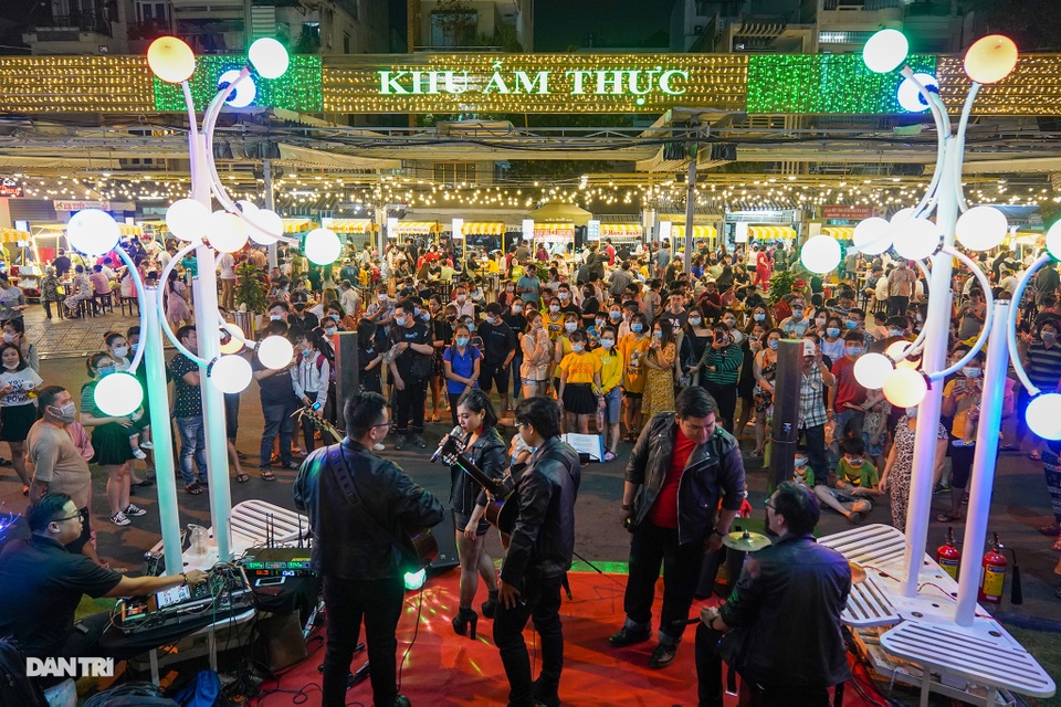 Đổ xô đến phố đi bộ thưởng thức mực khổng lồ to bằng thân người - 13 Đổ xô đến phố đi bộ thưởng thức mực khổng lồ to bằng thân người - 13