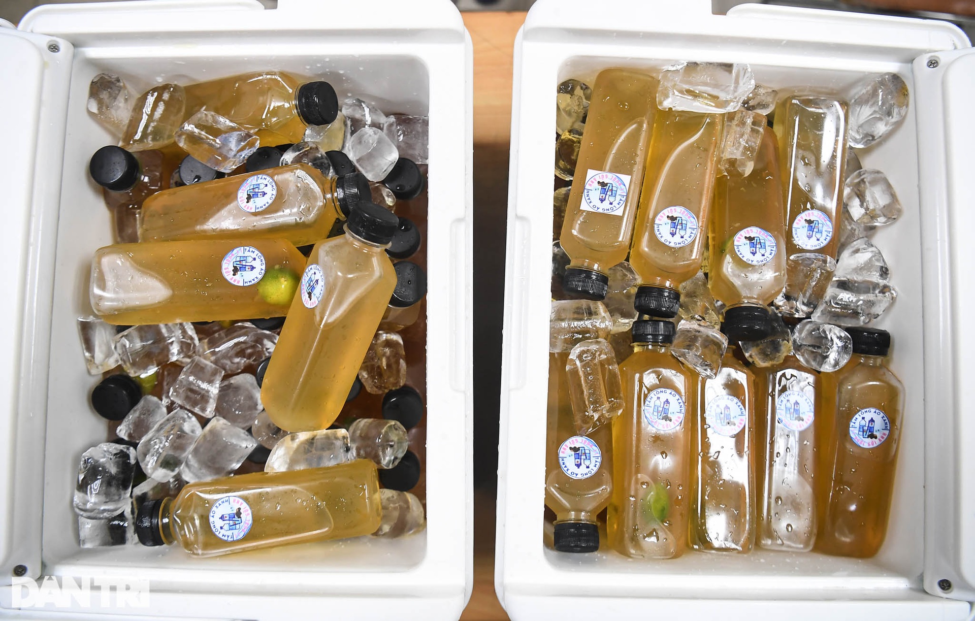 Chiến sĩ công an chống dịch bất ngờ nhận quà đặc biệt từ thanh niên Thủ đô - 6 Chiến sĩ công an chống dịch bất ngờ nhận quà đặc biệt từ thanh niên Thủ đô - 6