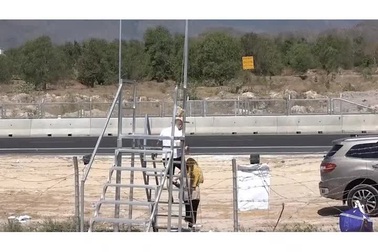 Cảnh leo rào để đi vệ sinh của hành khách trên cao tốc qua Bình Thuận.