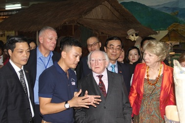 Tổng thống Ireland thăm Trung tâm trưng bày hậu quả chiến tranh tại Quảng Trị