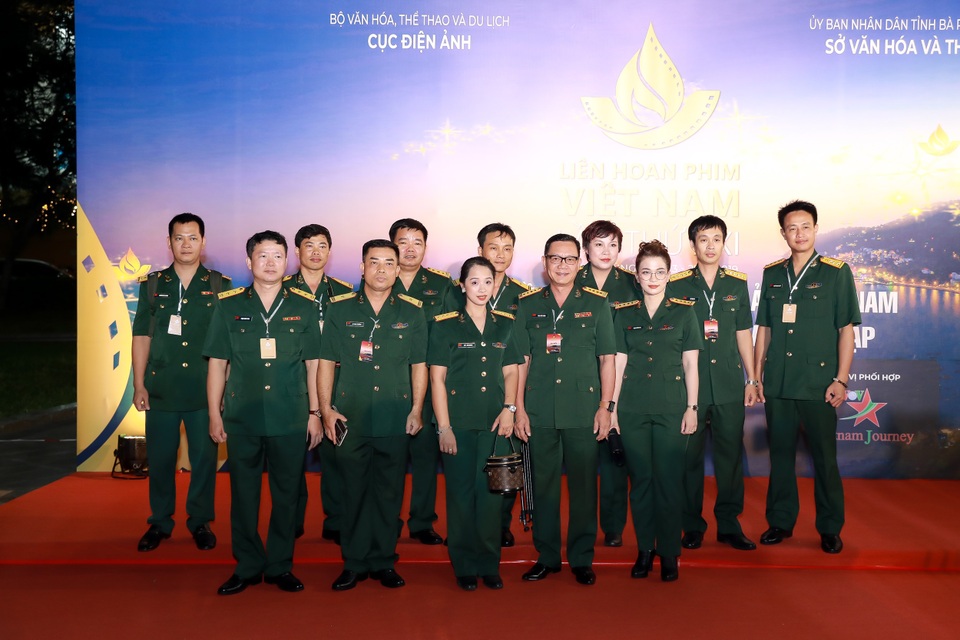 Nghệ sĩ đi xe lăn, chống gậy bước trên thảm đỏ bế mạc Liên hoan phim - 12 Nghệ sĩ đi xe lăn, chống gậy bước trên thảm đỏ bế mạc Liên hoan phim - 12