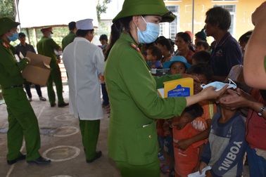 Cán bộ, chiến sỹ công an giúp bà con đồng bào số phòng, chống dịch Covid-19