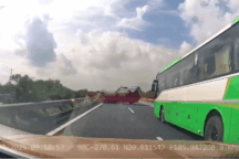 Khoảnh khắc xe limousine tông thẳng vào đuôi xe tưới cây trên cao tốc