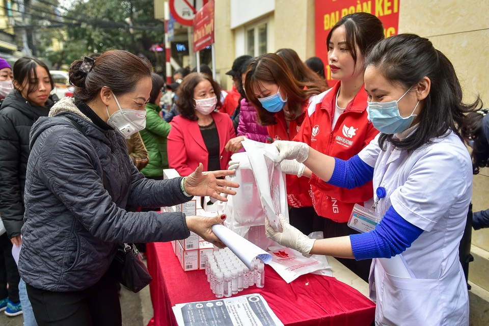 Hà Nội: Người dân xếp hàng dài nhận nước rửa tay miễn phí - 3 Hà Nội: Người dân xếp hàng dài nhận nước rửa tay miễn phí - 3