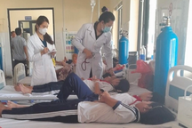 Ăn kẹo ngoài cổng trường, 8 học sinh ở Bình Phước nhập viện cấp cứu