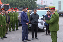 Khám xét khẩn cấp 2 trung tâm đăng kiểm tại Hà Nội, bắt 2 lãnh đạo