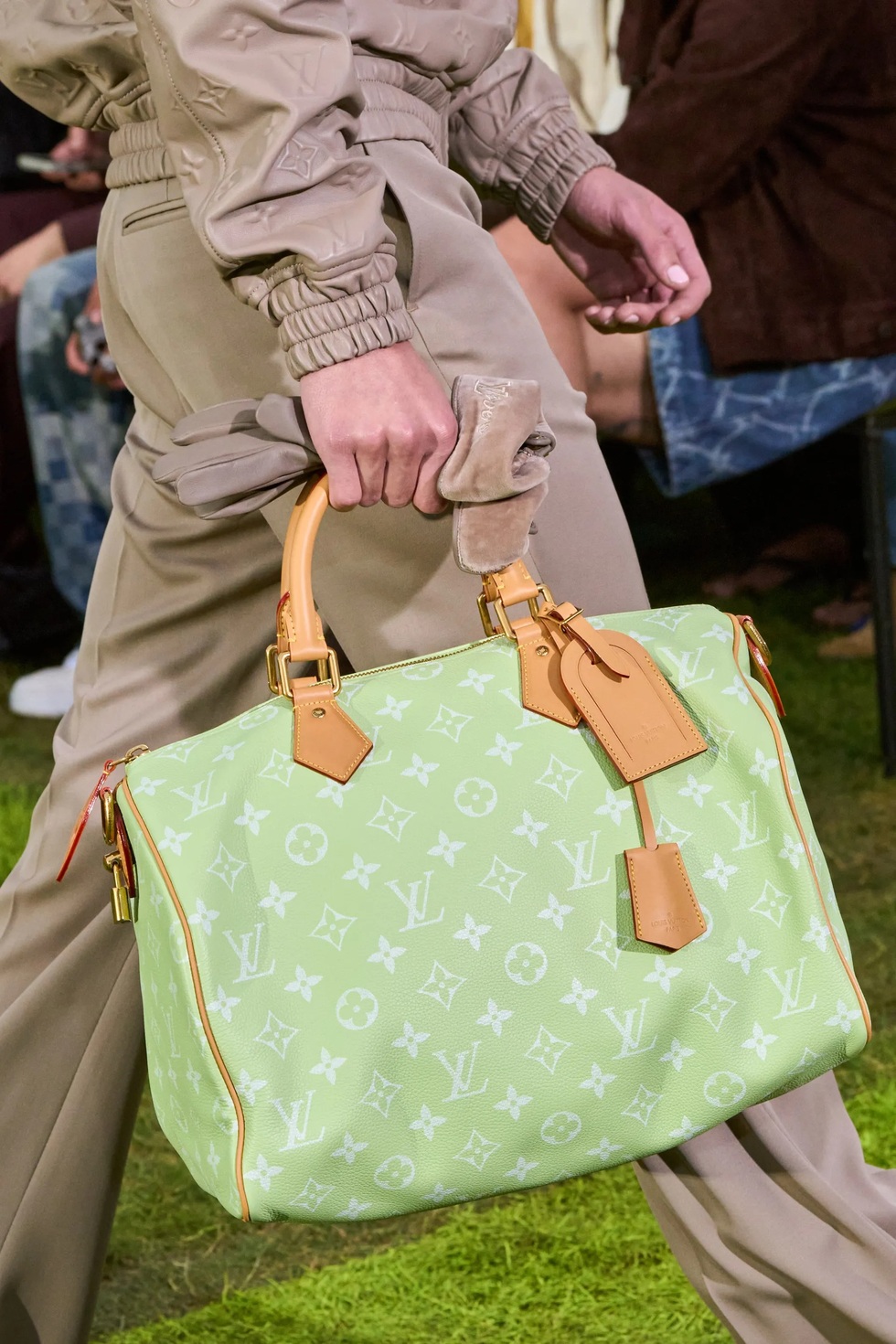 Chiếc túi Louis Vuitton gây sốt với giá bán 1 triệu USD, có đính kim cương - 10 Chiếc túi Louis Vuitton gây sốt với giá bán 1 triệu USD, có đính kim cương - 10