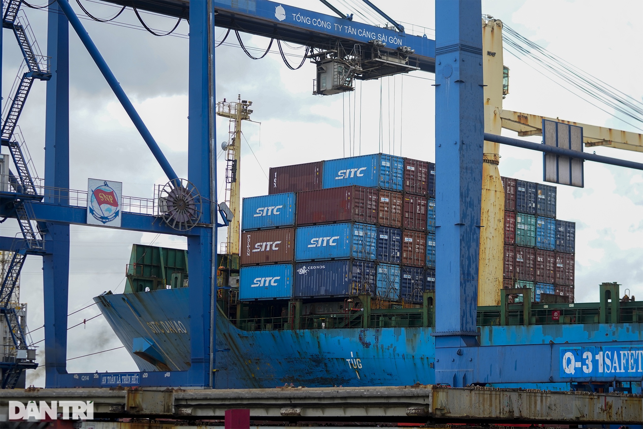 Cảng Cát Lái ở TPHCM gỡ nút thắt quá tải bãi container - 10 Cảng Cát Lái ở TPHCM gỡ nút thắt quá tải bãi container - 10