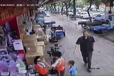 Clip màn bắt cóc trẻ em ngang nhiên giữa ban ngày gây sốc cư dân mạng