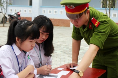 Đến tận trường làm chứng minh thư cho học sinh dân tộc ít người