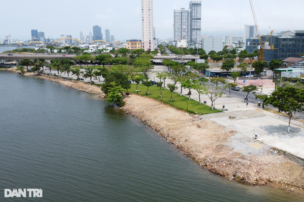 Đất đá, xà bần tràn ra sông Hàn ở Đà Nẵng - 1 Đất đá, xà bần tràn ra sông Hàn ở Đà Nẵng - 1