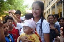 Ngọc Hân, Thùy Trang làm từ thiện tại Thanh Hóa