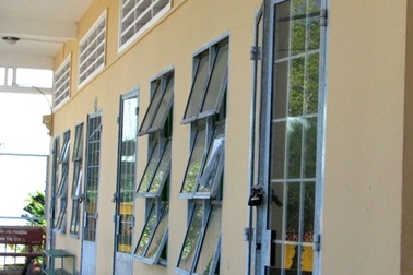 Học sinh nghỉ học vì trường... bận đãi tiệc đám cưới