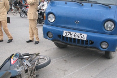 Ô tô đâm xe máy, hai người chết và bị thương