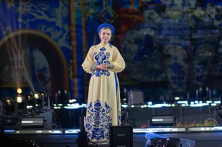 Phu nhân Đại sứ Mỹ, Nhật Bản và nhiều quốc gia trình diễn áo dài Việt Nam - 5