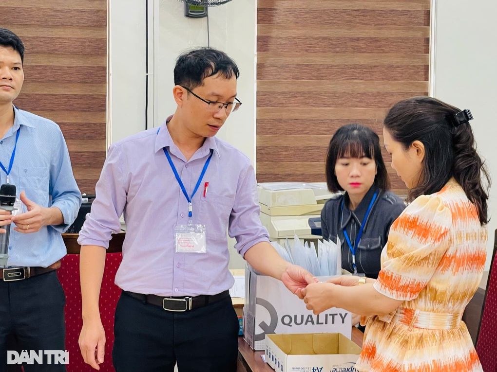 Đưa con đi thi lớp 10, mẹ hồi hộp lo âu hơn cả đi đẻ - 3 Đưa con đi thi lớp 10, mẹ hồi hộp lo âu hơn cả đi đẻ - 3