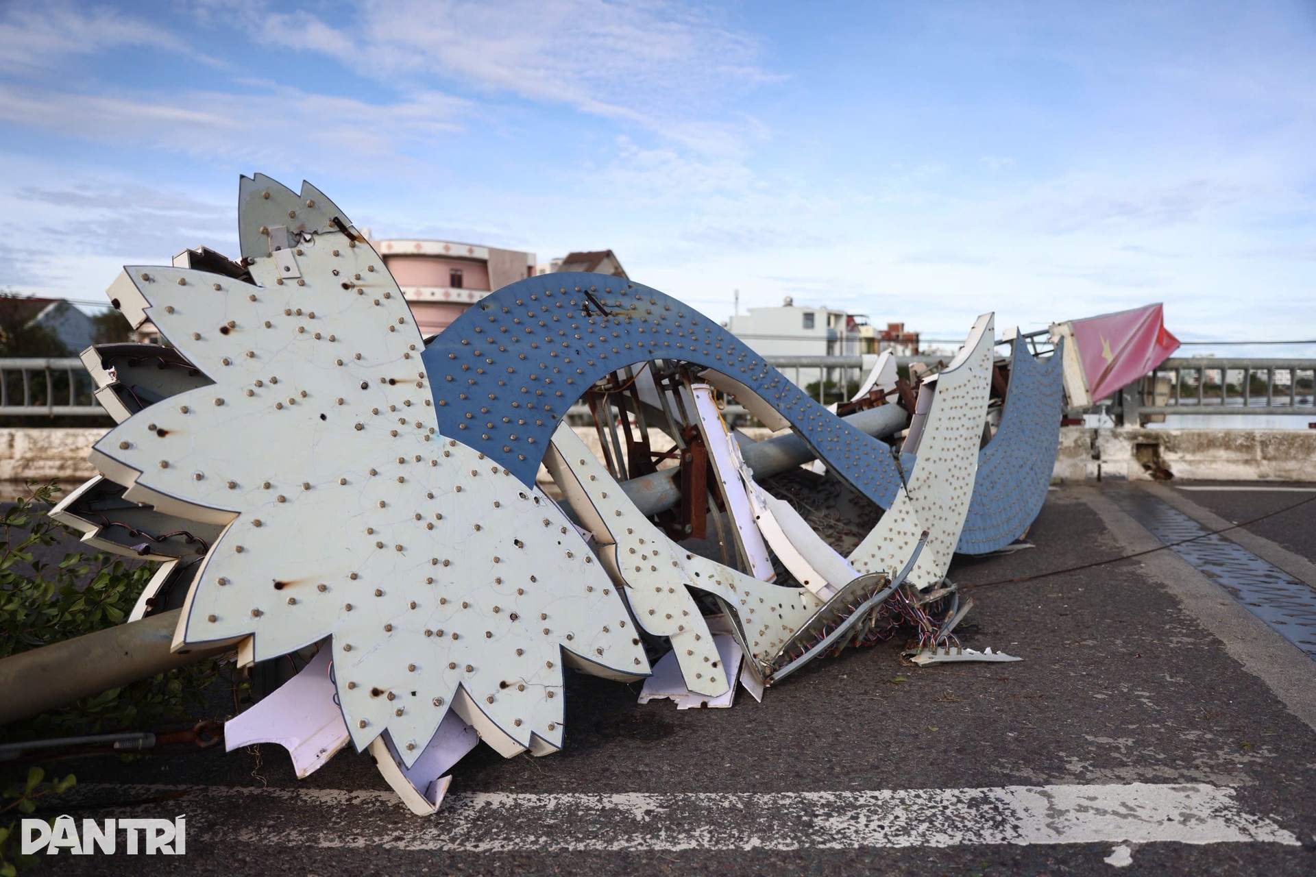 Quy Nhơn tan hoang sau bão Kalmaegi - 6 Quy Nhơn tan hoang sau bão Kalmaegi - 6