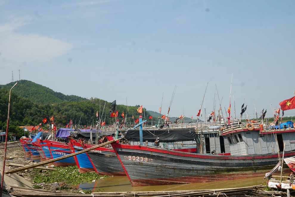 Nhiều tỉnh ven biển ra lệnh giới nghiêm trước giờ bão Conson đổ bộ - 11