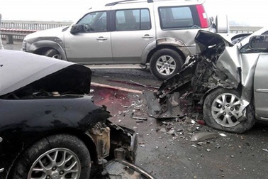 Hà Nội: 3 xế hộp tông nhau trên cầu Thăng Long