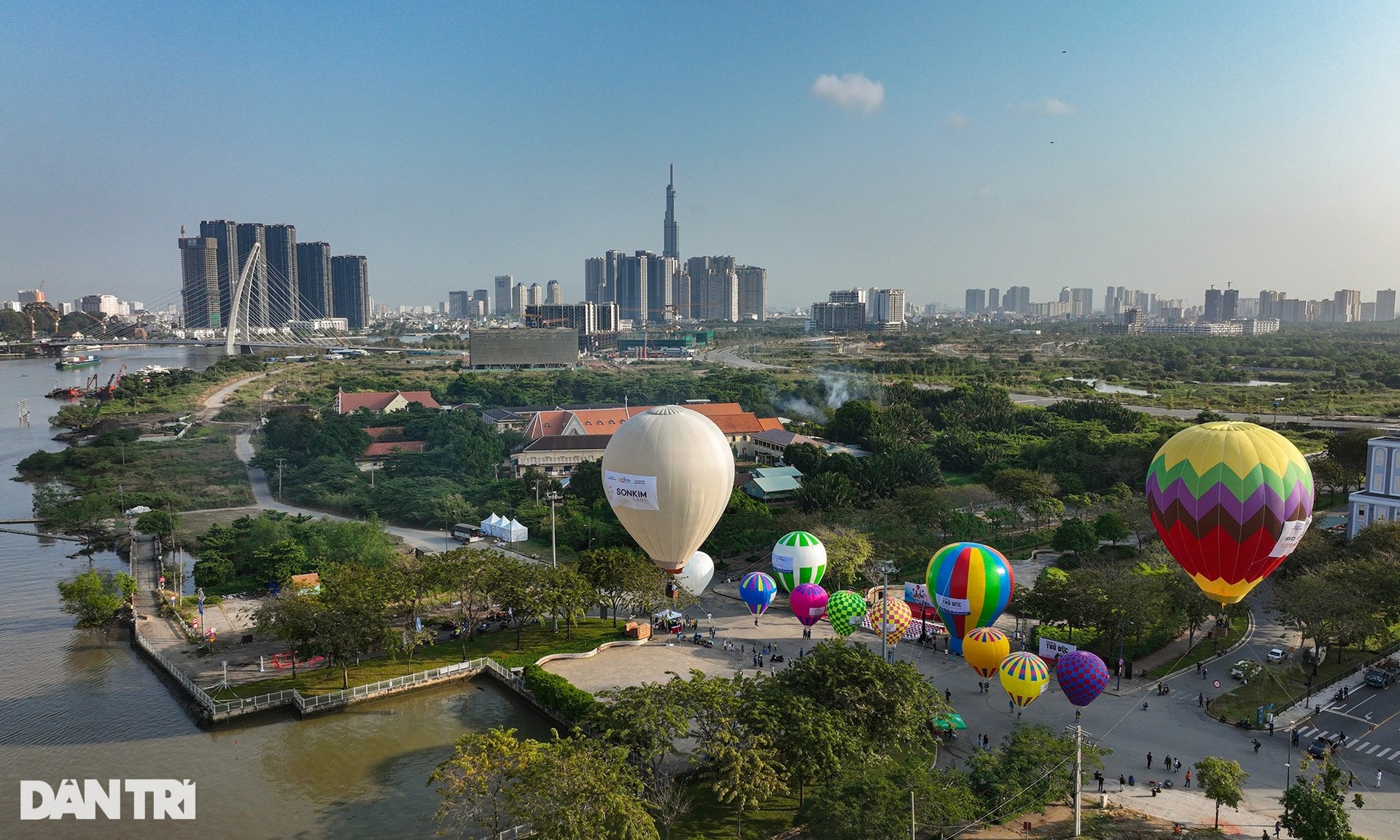 Hàng chục khinh khí cầu màu sắc bay rợp trên bầu trời TPHCM - 1