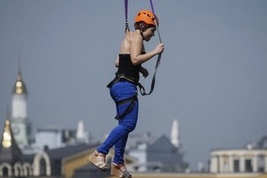 Cặp đôi xỏ móc sắt vào lưng để treo mình đu dây vượt sông