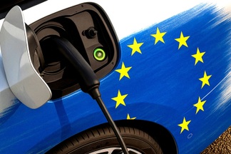 Châu Âu có thể nới lỏng quy định hạn chế xe xăng, tạo ngoại lệ cho hybrid