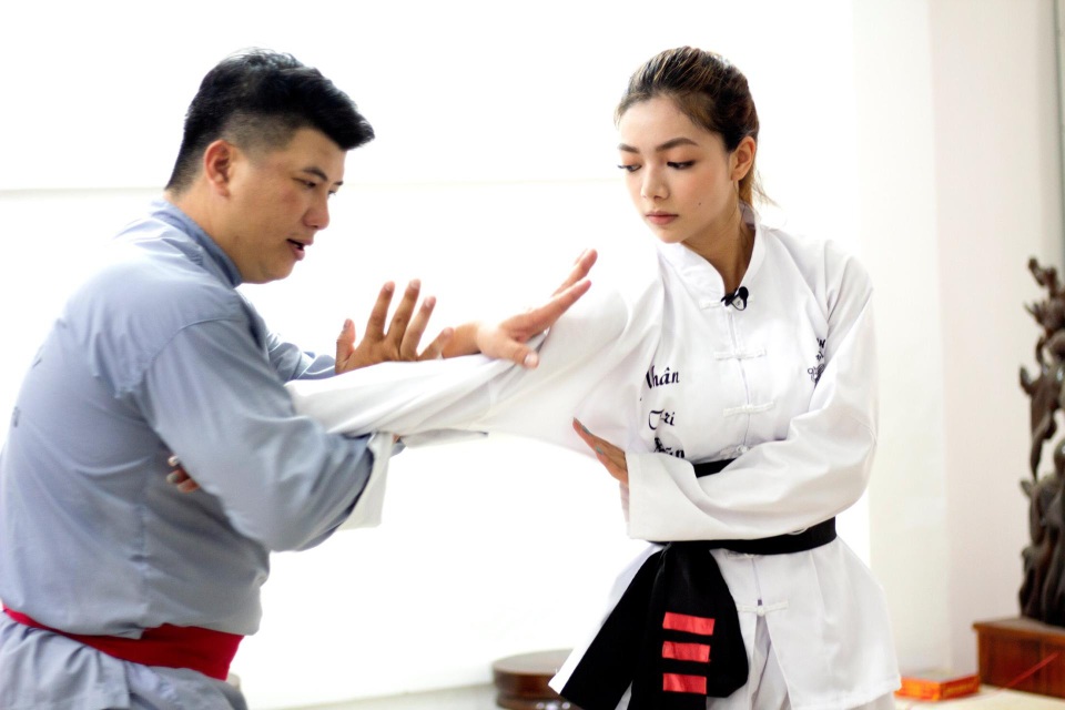 Con gái chưởng môn phái Vịnh Xuân chỉ cách giữ dáng đẹp eo thon vào dịp Tết - 4 Con gái chưởng môn phái Vịnh Xuân chỉ cách giữ dáng đẹp eo thon vào dịp Tết - 4