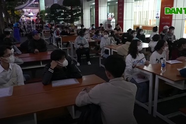 Xuyên đêm chờ đăng ký nhập học cho con