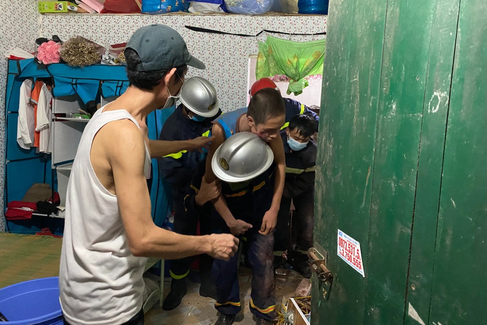 Hà Nội: Hàng chục cảnh sát đục tường giải cứu cháu bé bị mắc kẹt - 4 Hà Nội: Hàng chục cảnh sát đục tường giải cứu cháu bé bị mắc kẹt - 4