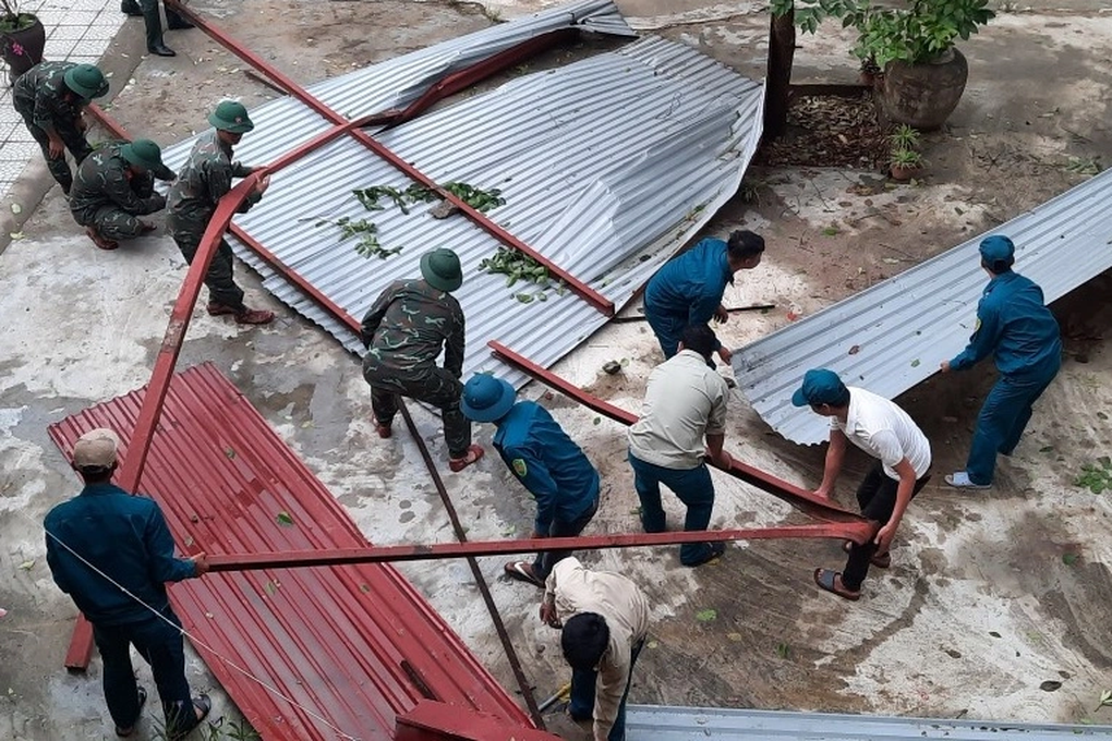 Mái trường bị dông lốc thổi bay, hàng trăm học sinh tại Huế phải nghỉ học - 3