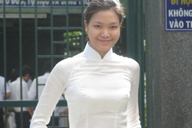 Hoa hậu Thùy Dung “xin” chữ ký của tớ